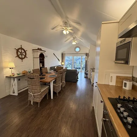 Blue Bay, The Bay, 2 Bedrooms With Ensuites, Parking Bay, 2 Dogs Welcome *